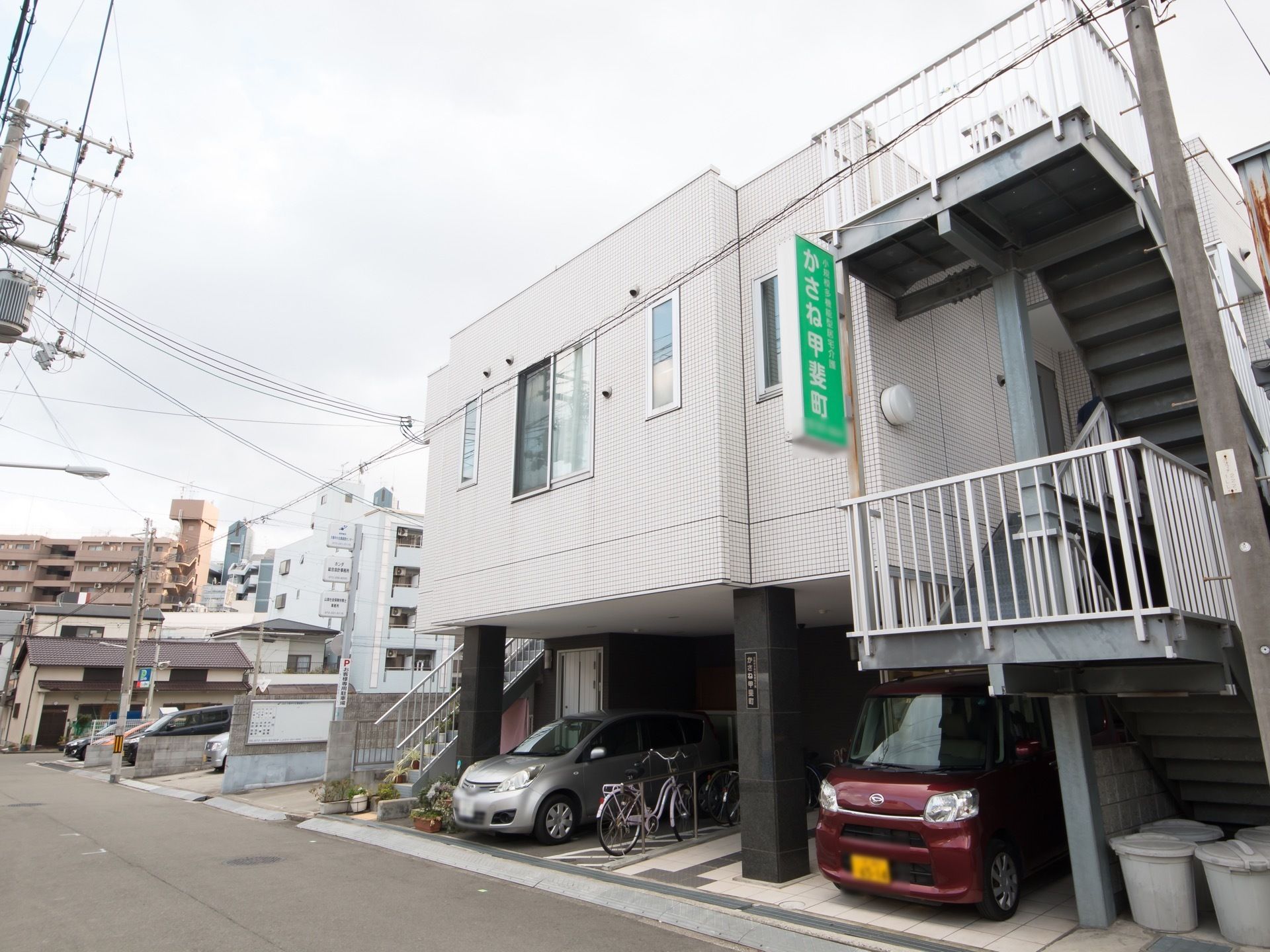 2階建ての建物のうち、1階部分の半分は駐車スペースに使用している。施設内はバリアフリー対応になっていて安全に利用できるようになっている。