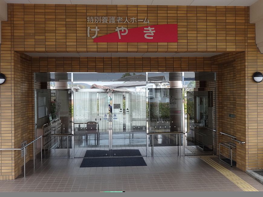 入り口の明るいエントランス