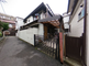 静かな住宅街にある施設