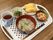麺類が主食の食事。お茶や、バナナや煮物も添えられている。