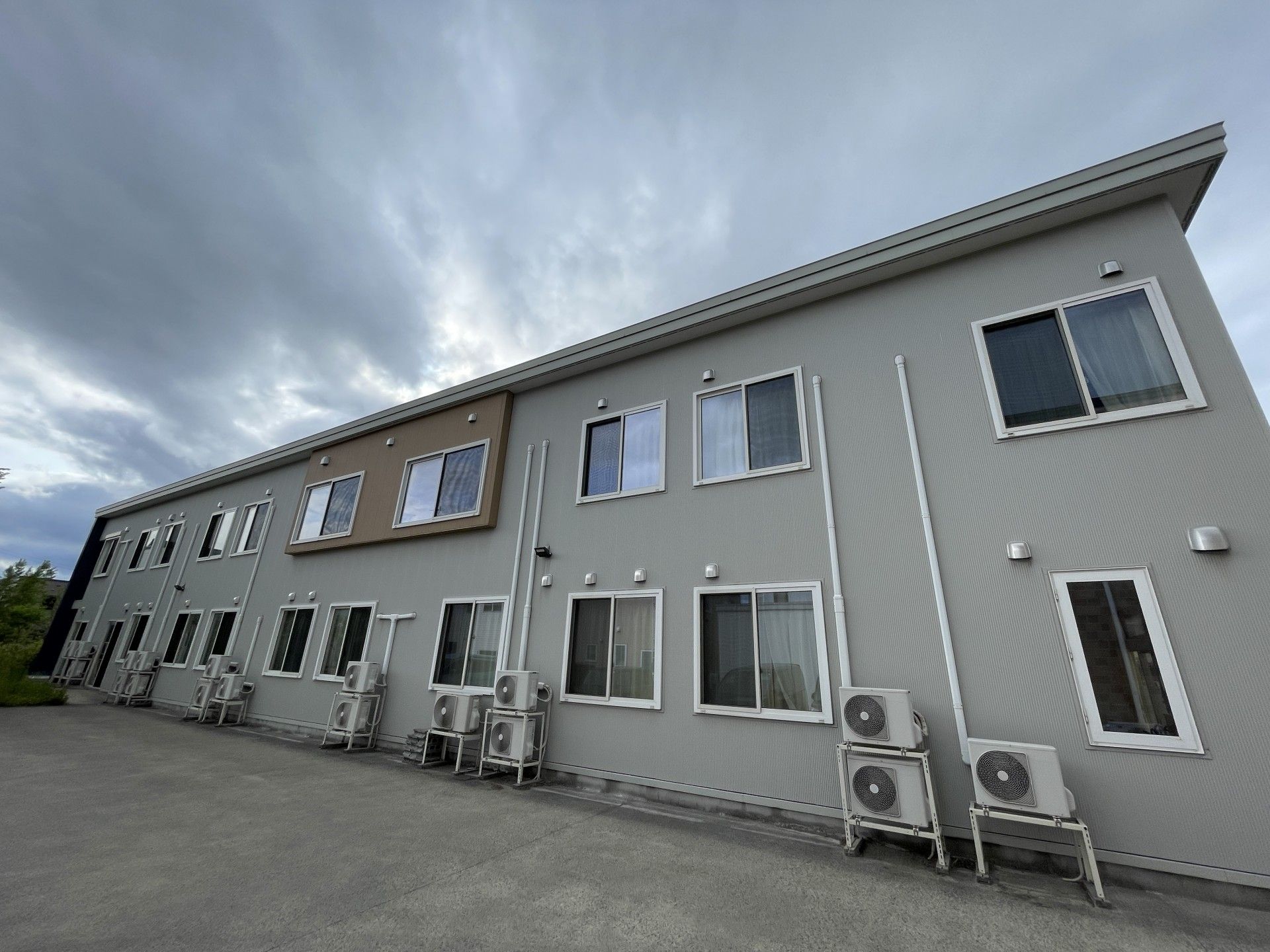 広々とした建物の外観