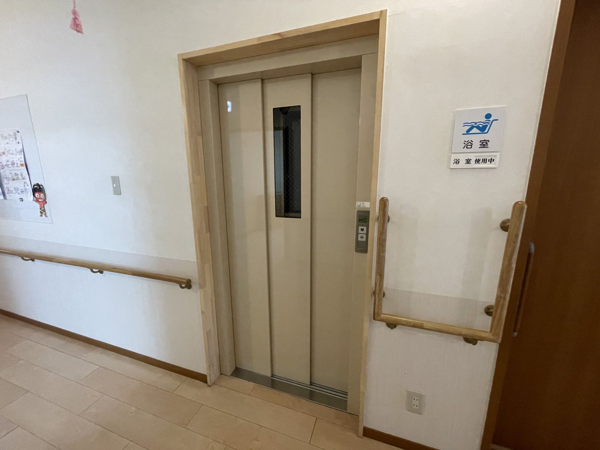 バリアフリーのエレベーター入口