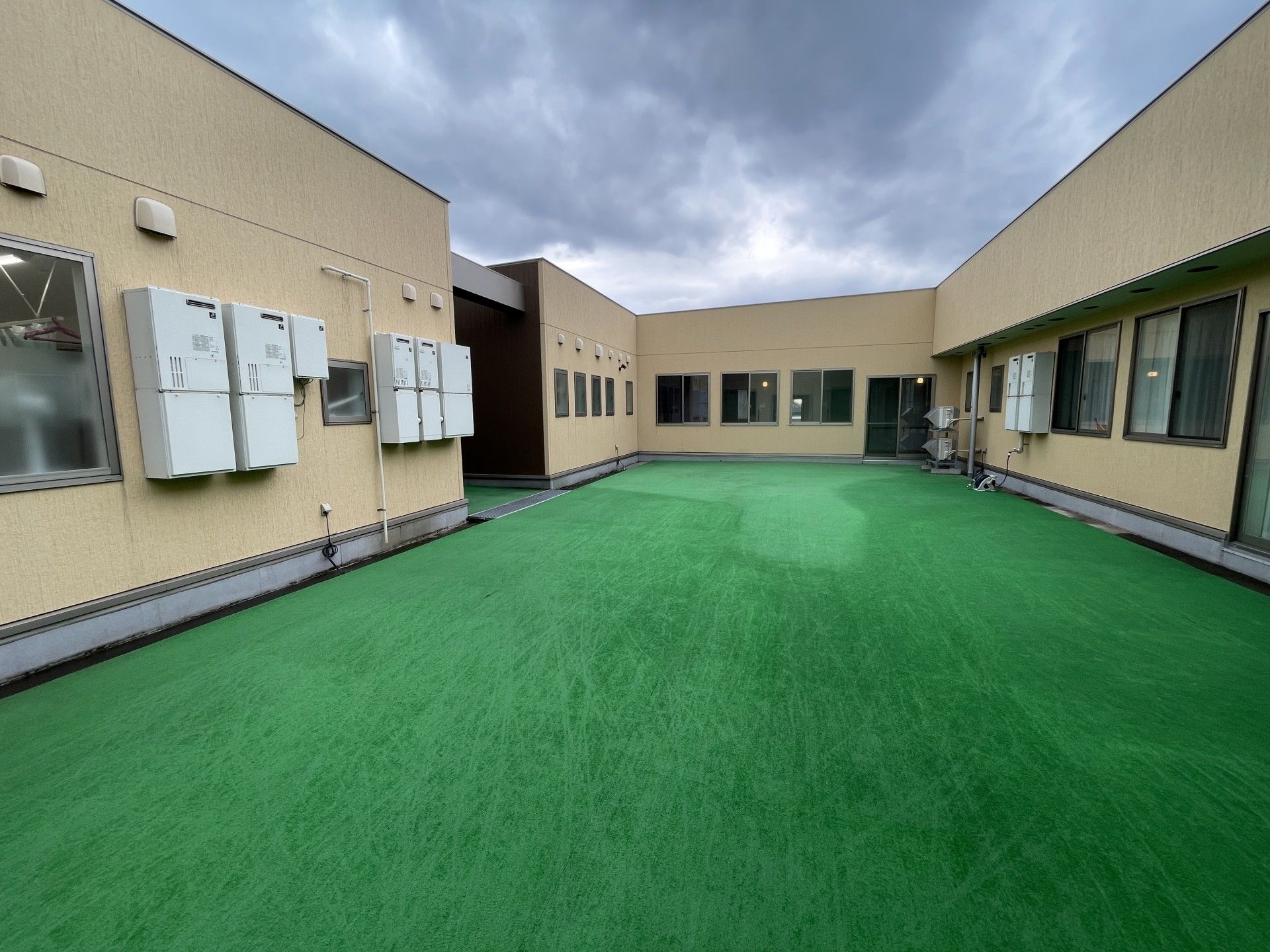 広々とした屋上庭園