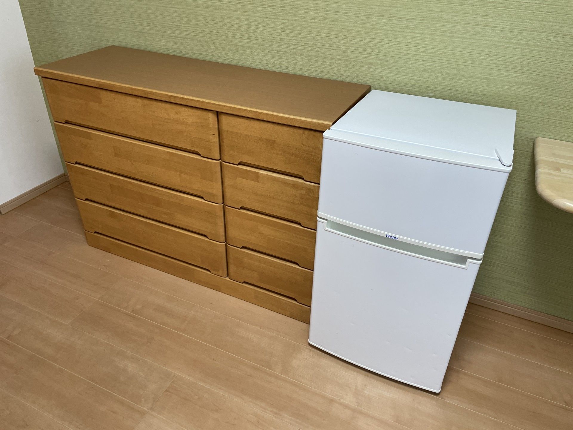 木製のタンスと冷蔵庫
