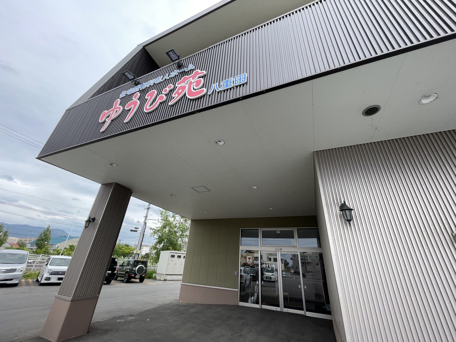 入口が広い建物正面