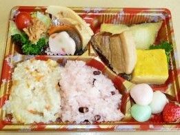 彩りの良い季節感あふれるお弁当の写真。おこわやたまご焼きがあるのが分かる
