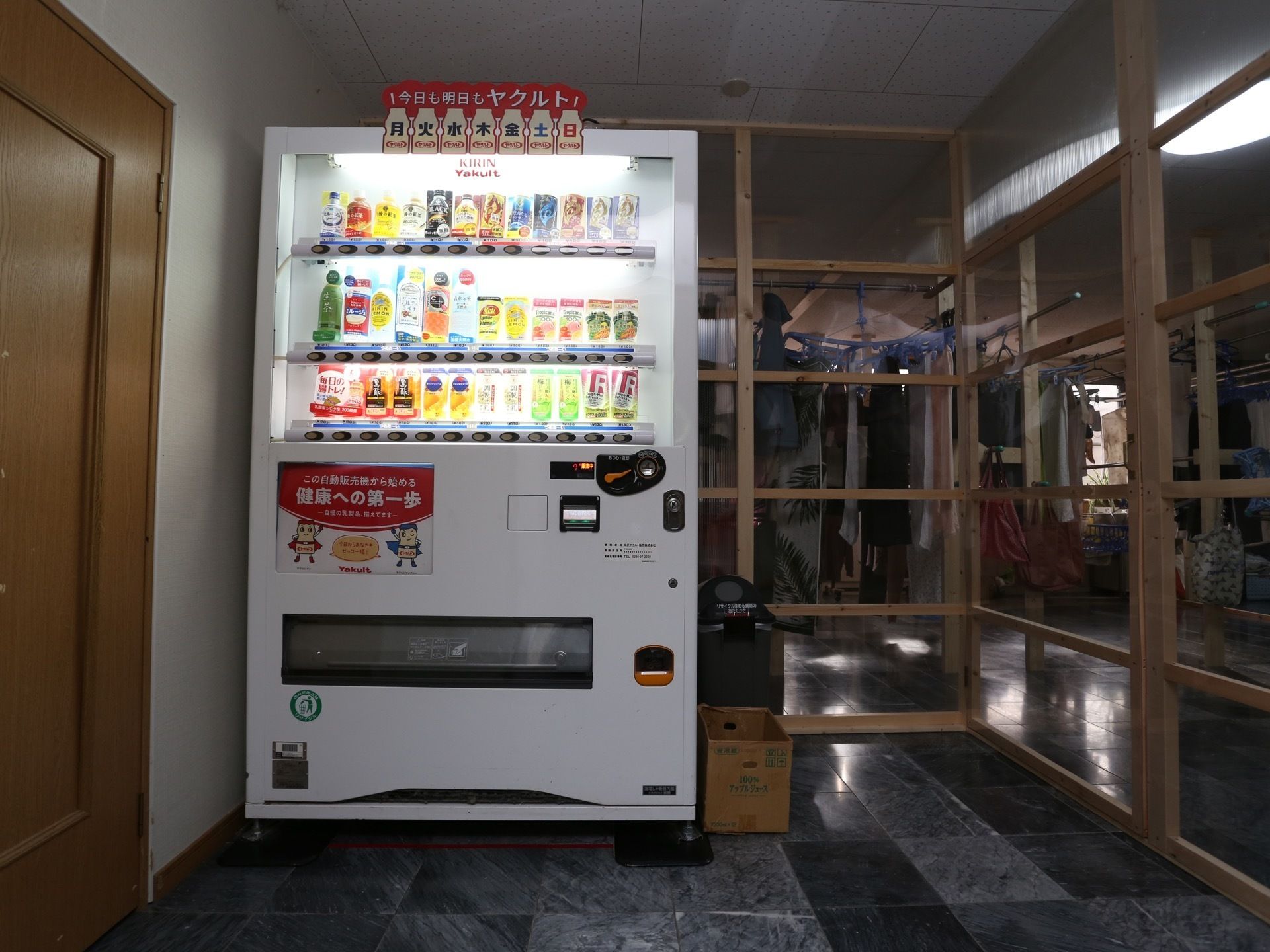 落ち着いた雰囲気の共有スペースである。飲み物の自動販売機が設置されているので、好きな時に息抜きができるようになっている。