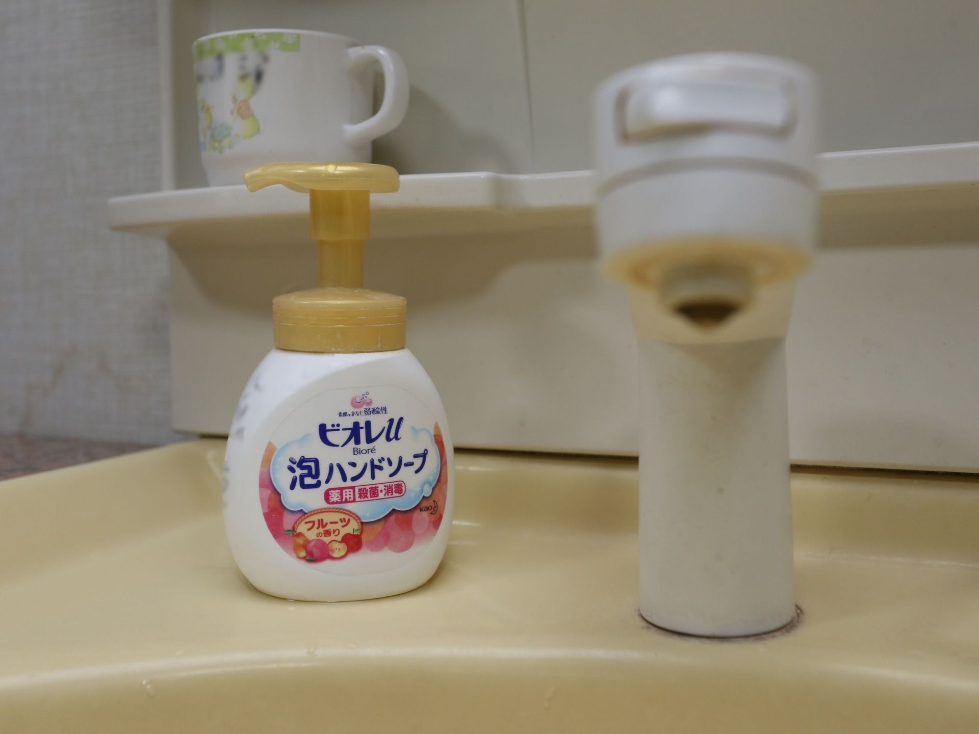 洗面台に備え付けられているハンドソープは、泡タイプになっているので、しっかりと手洗いをすることができる。