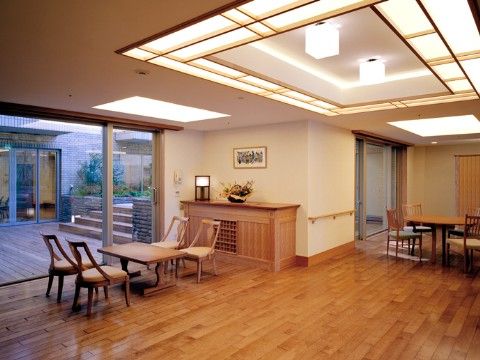 「ヒルデモア駒沢公園」のエントランスホール。天井はお洒落な照明を施している。