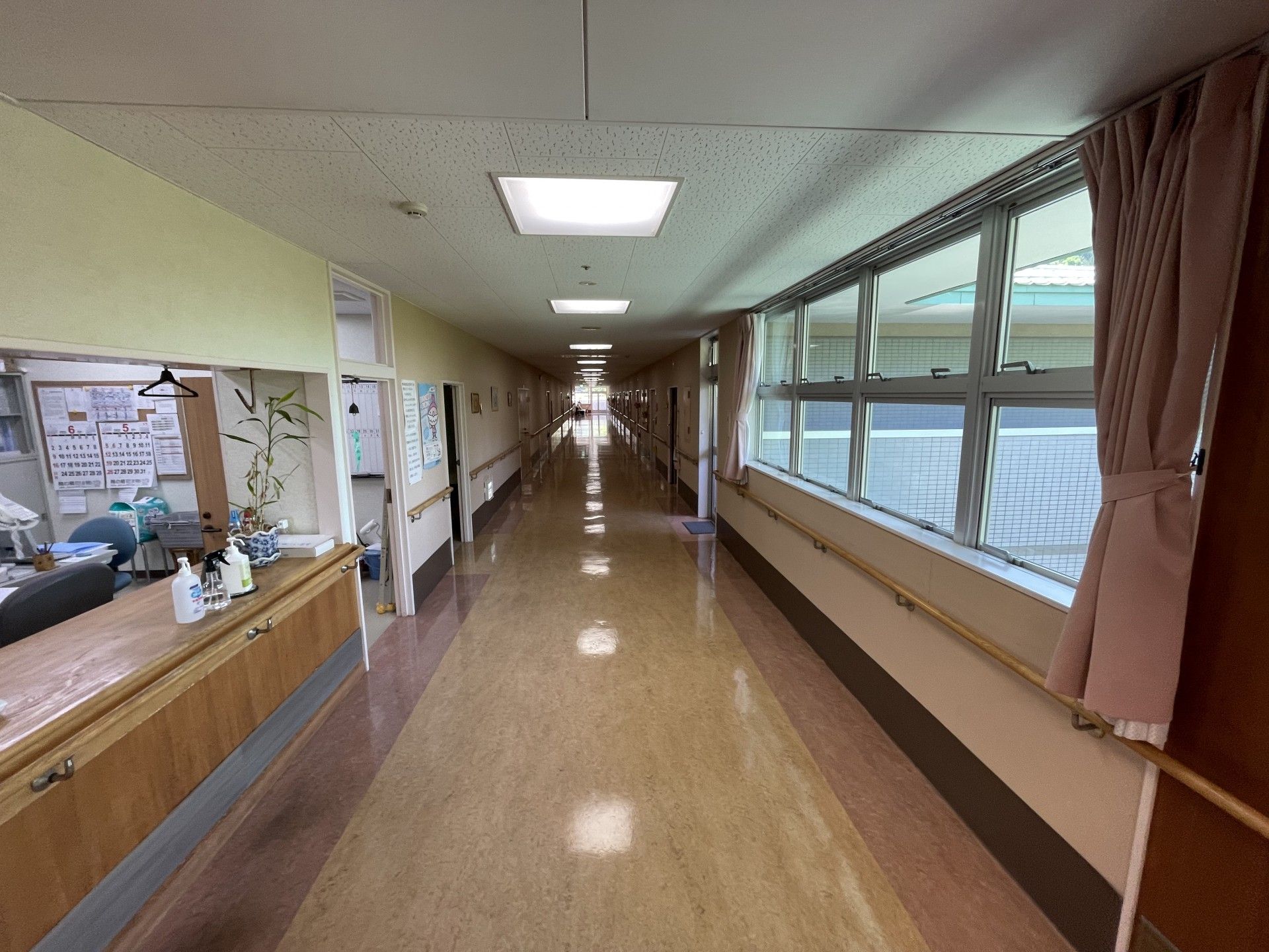 明るく広々とした廊下