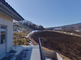 白い施設の外観と自然の風景
