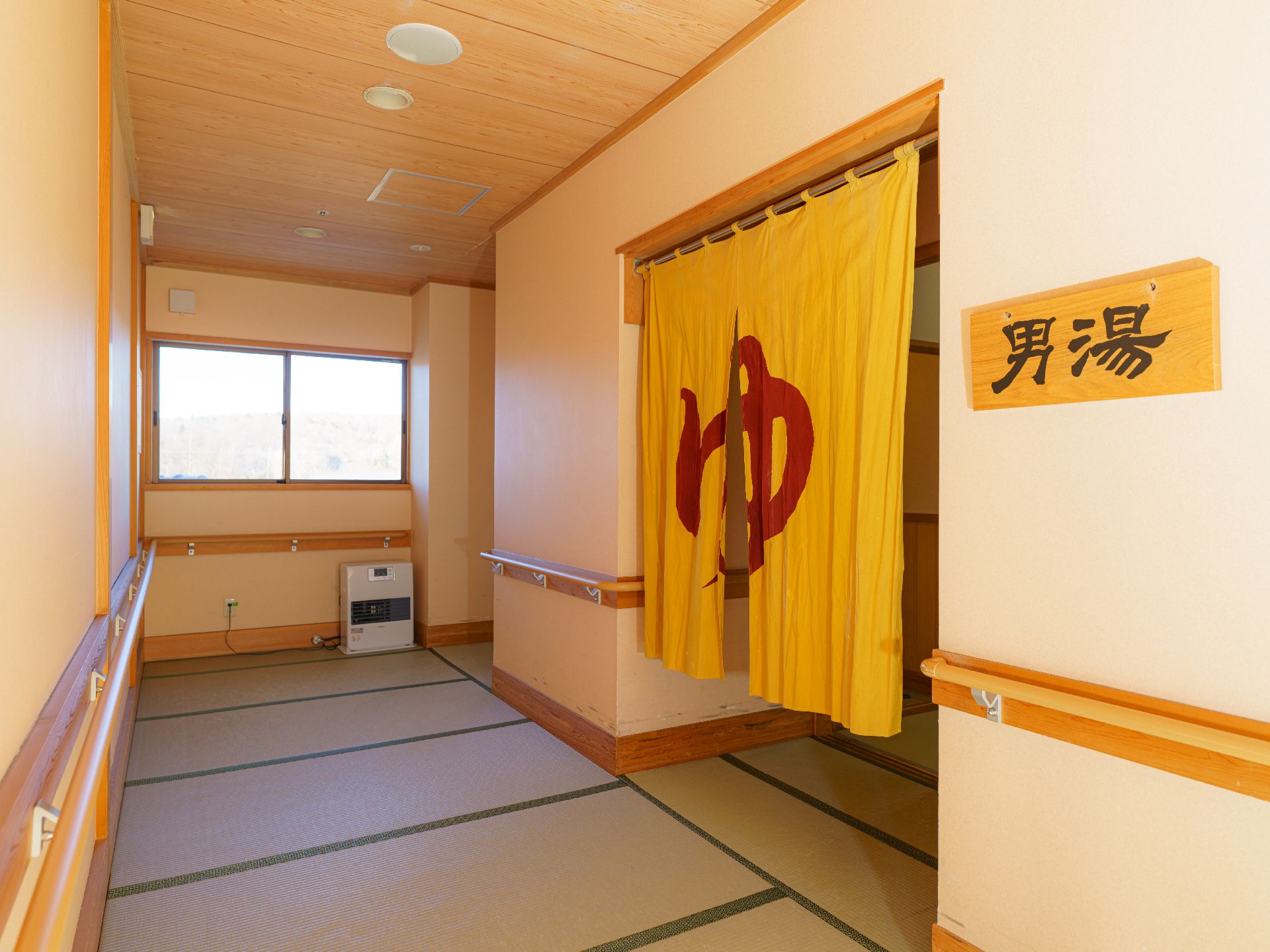 車椅子の入居者でもスムーズに移動することができる廊下