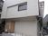 一般的な住宅サイズの建物の外観。高齢者向け住宅あおぞらの外観写真