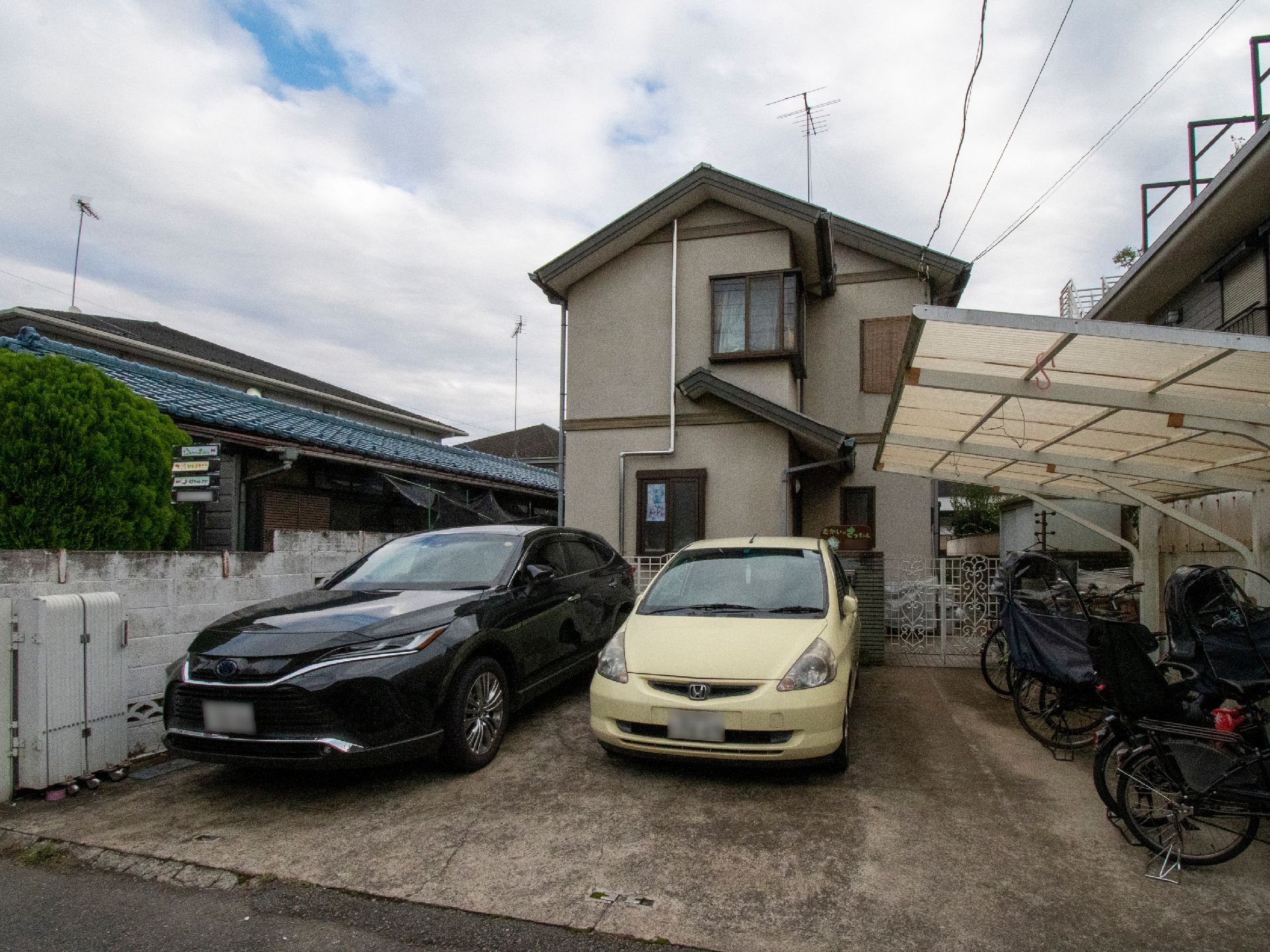 ２階建てであり、駐車場が近隣にある介護施設の外観