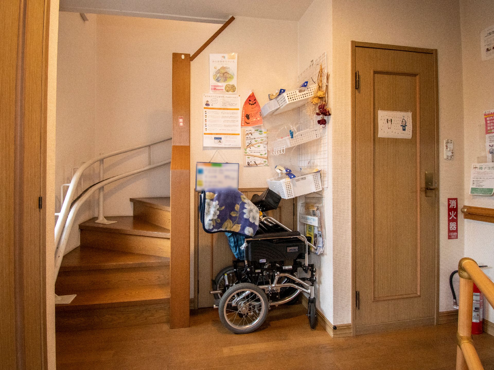 居室のドアを開けやすくするための手すりが設置されている廊下