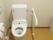 ふたのない便座が付いたトイレが設置され、手すりもある。介助をするスペースもあり、二連のトイレットペーパーホルダーがある。