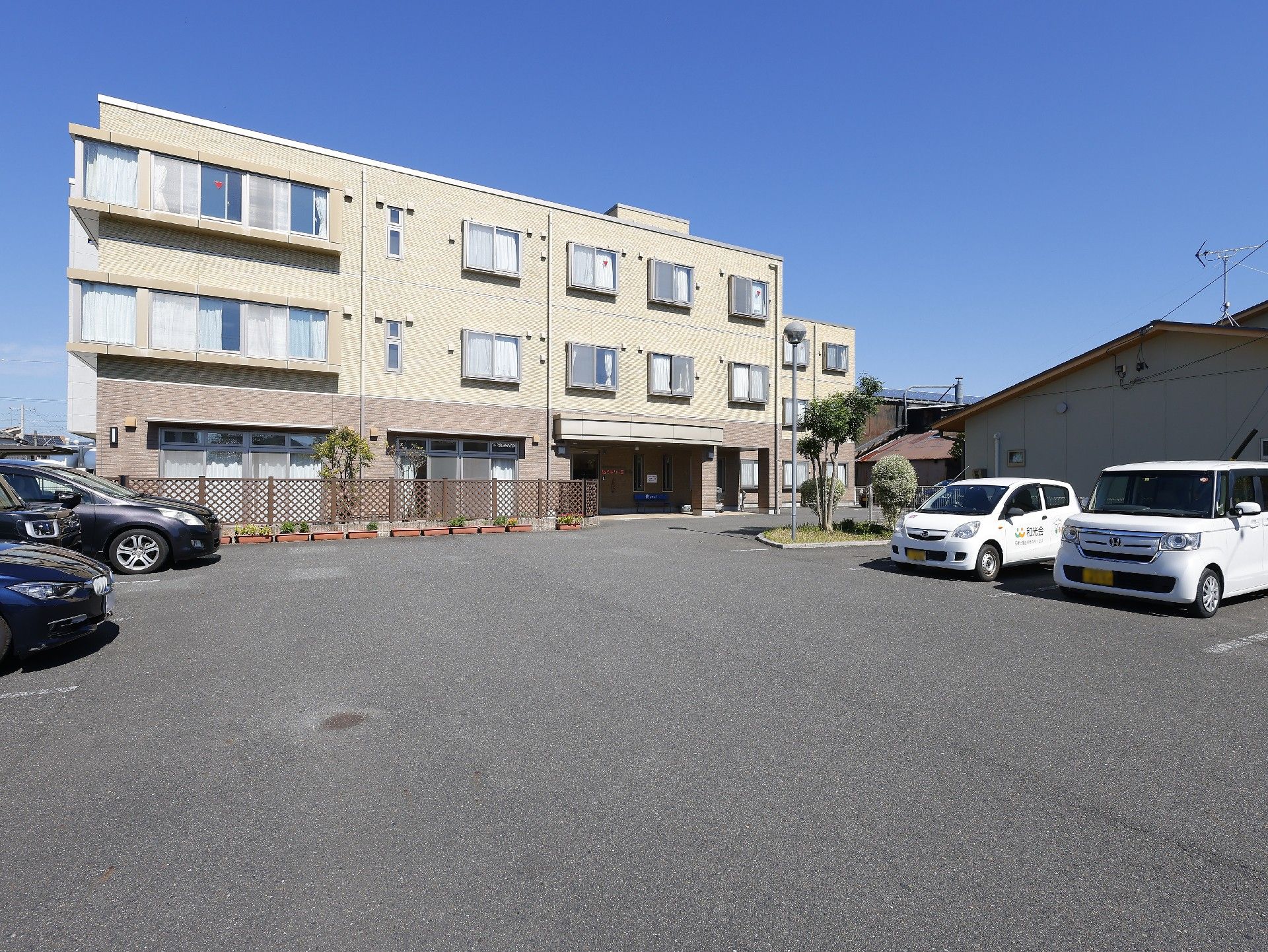 駐車場も設置してある介護施設の外観