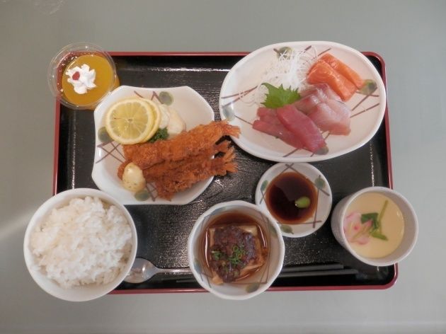 海老フライと刺身の盛り合わせと茶碗蒸しのセット
