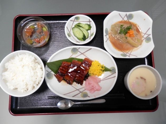ウナギのかば焼きと、茶碗蒸しや、おしんこのセット