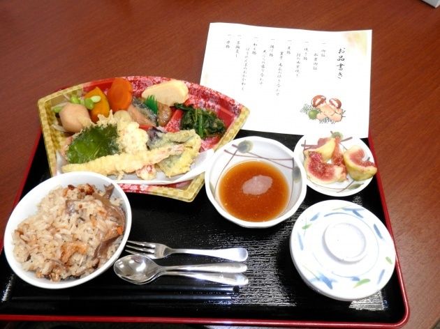 天ぷらの盛り合わせと炊き込みご飯のセット