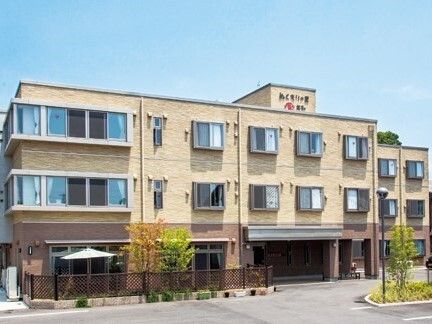 鉄骨造３階建ての建物の外観。ぬくもりの里笑和の外観写真