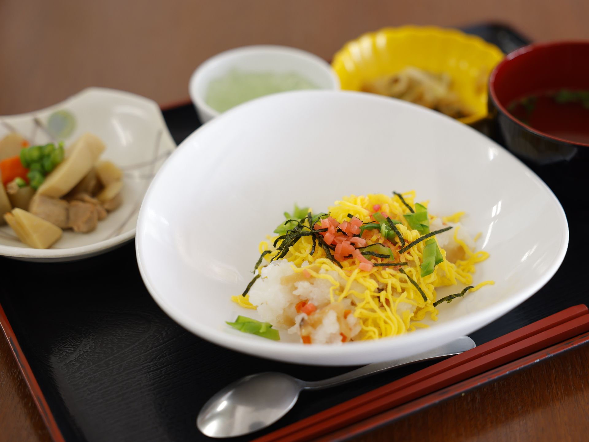 ちらし寿司と煮物のセット
