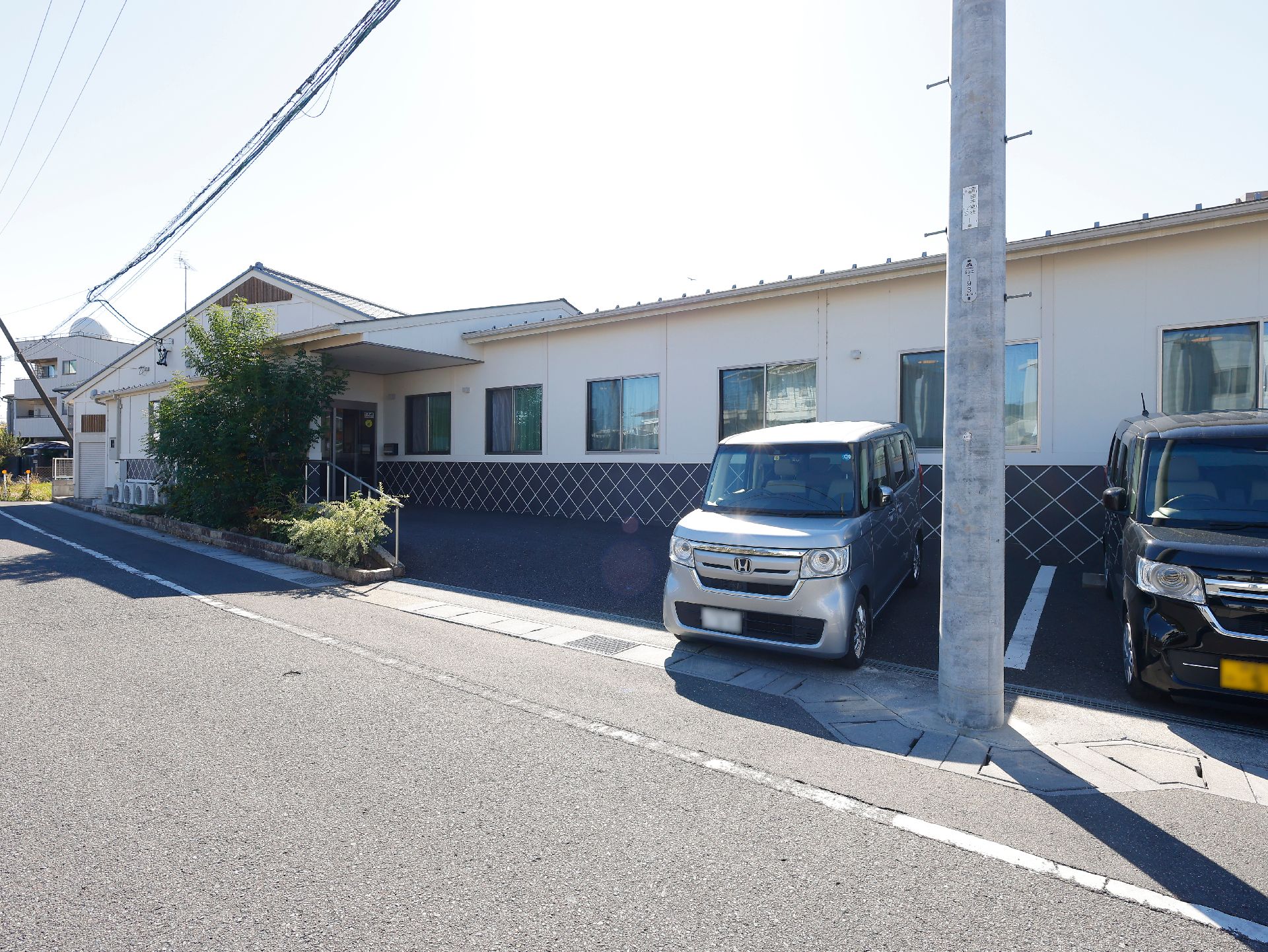 駐車場に設置されている介護施設の外観