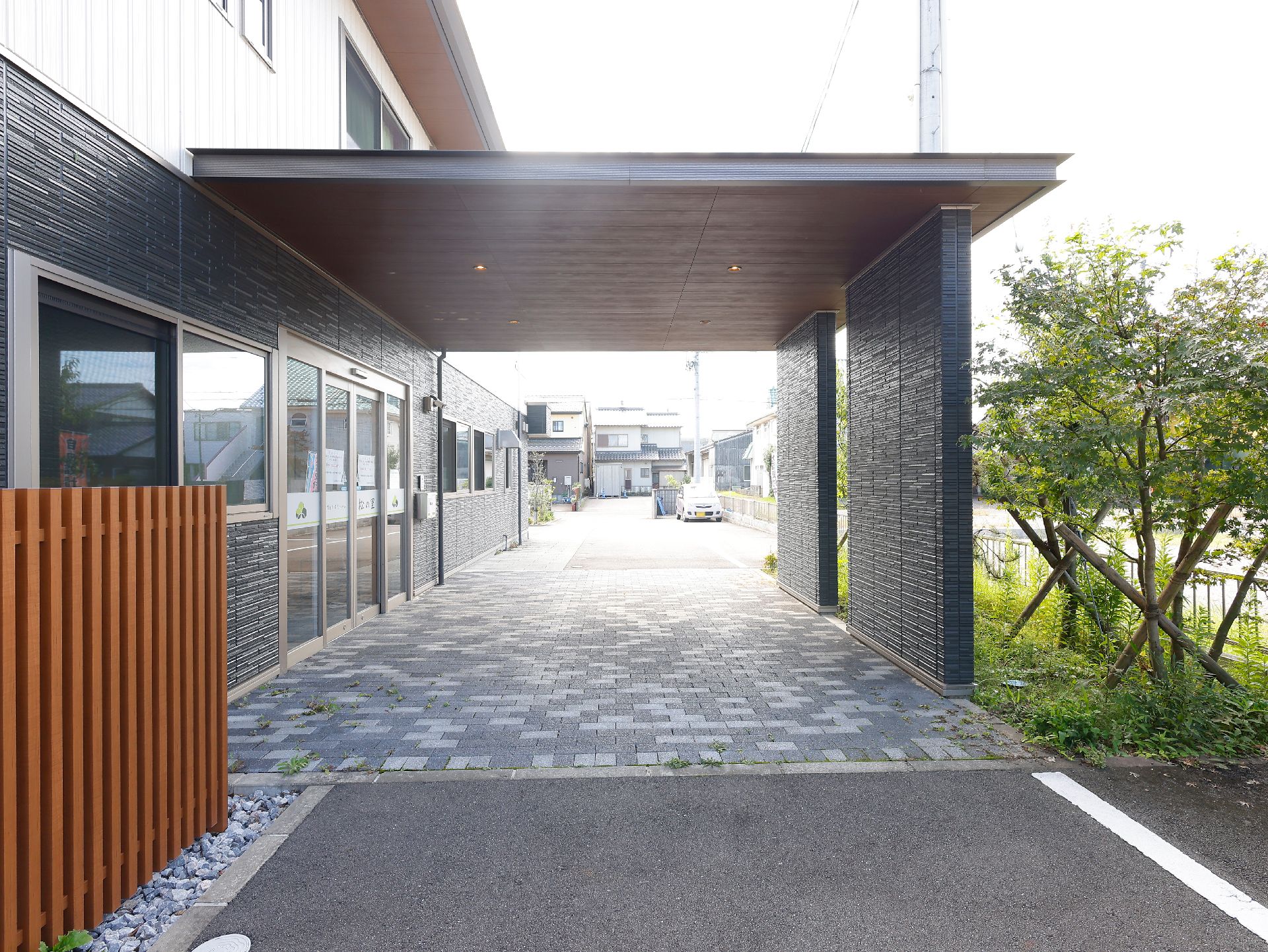 屋根がついている玄関