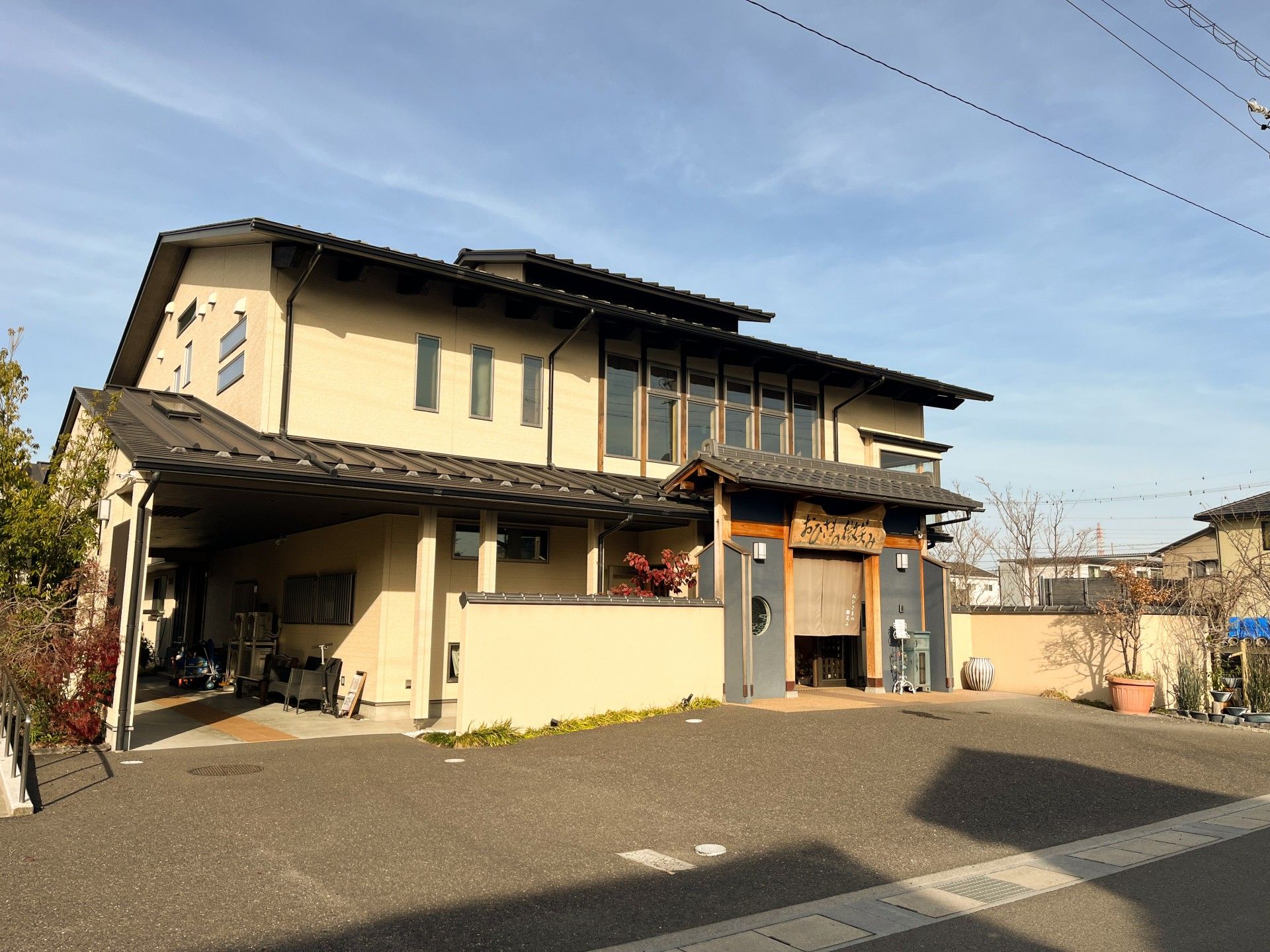 落ち着いた雰囲気の外観
