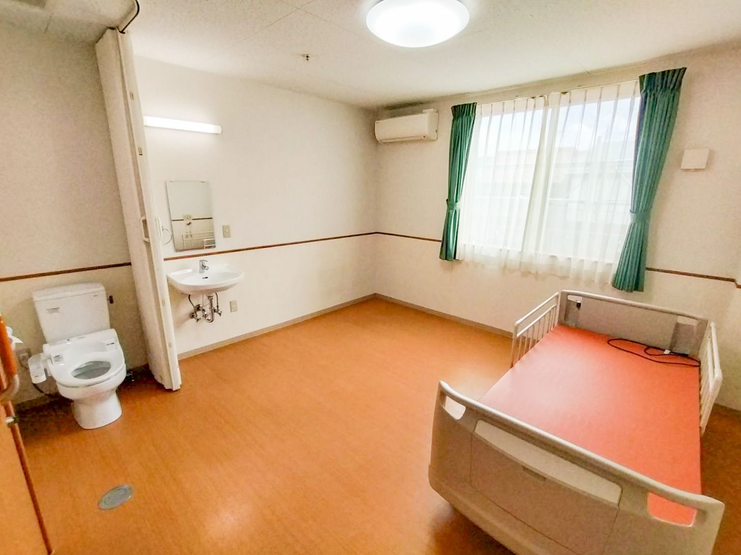 車椅子のままでも入れるほど広い部屋