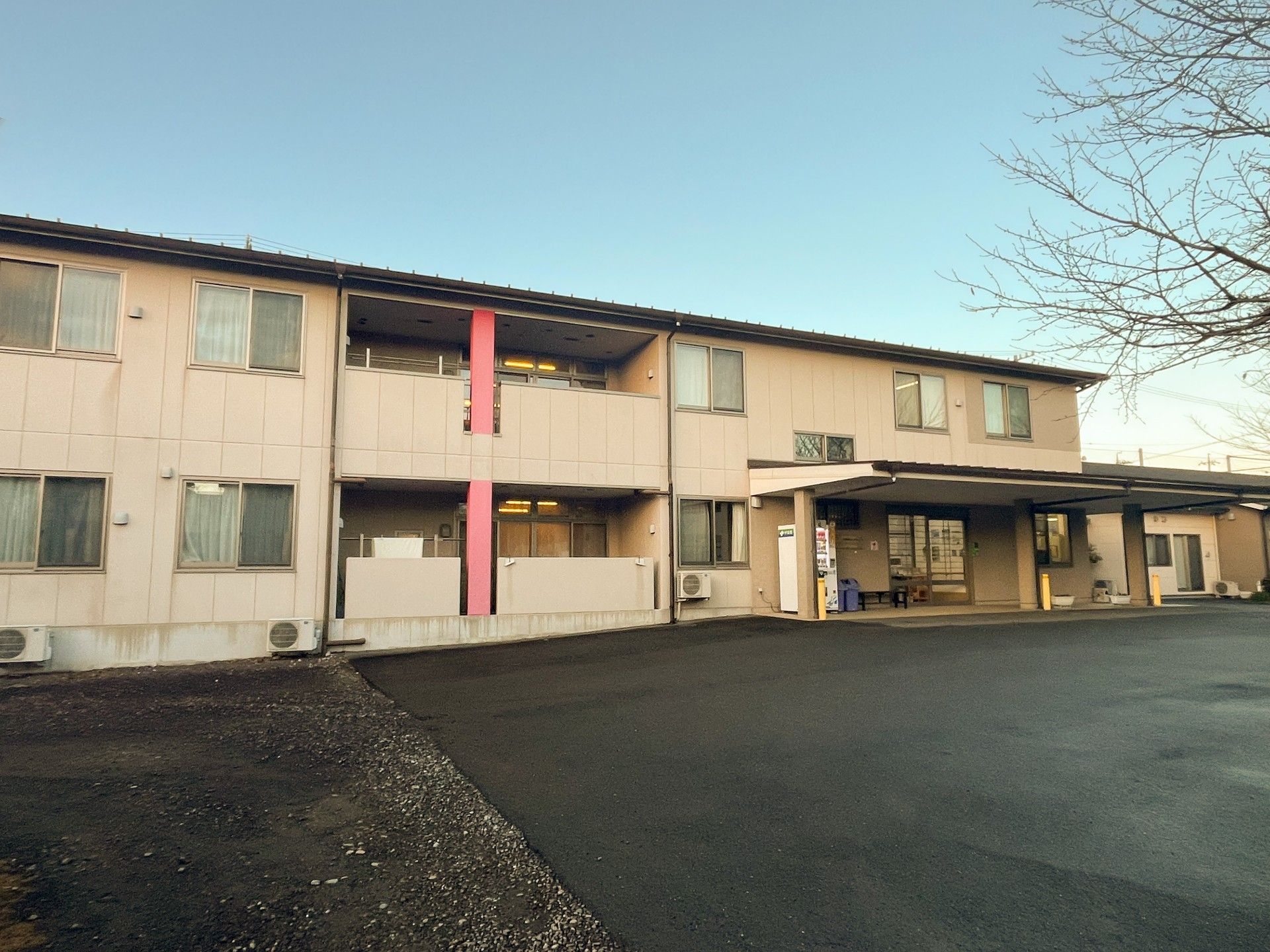 広い駐車場の建物外観
