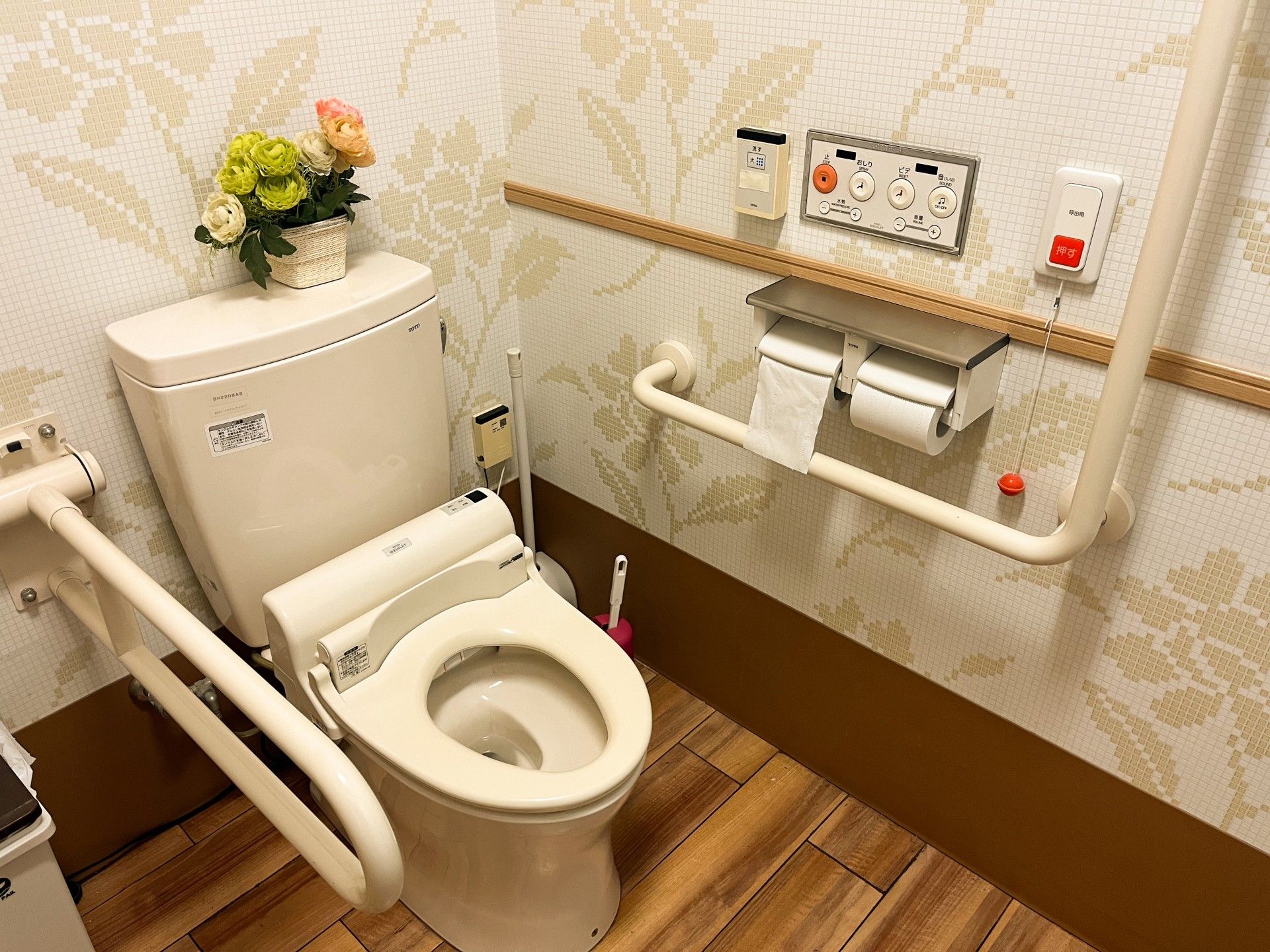 手すり付きのトイレ