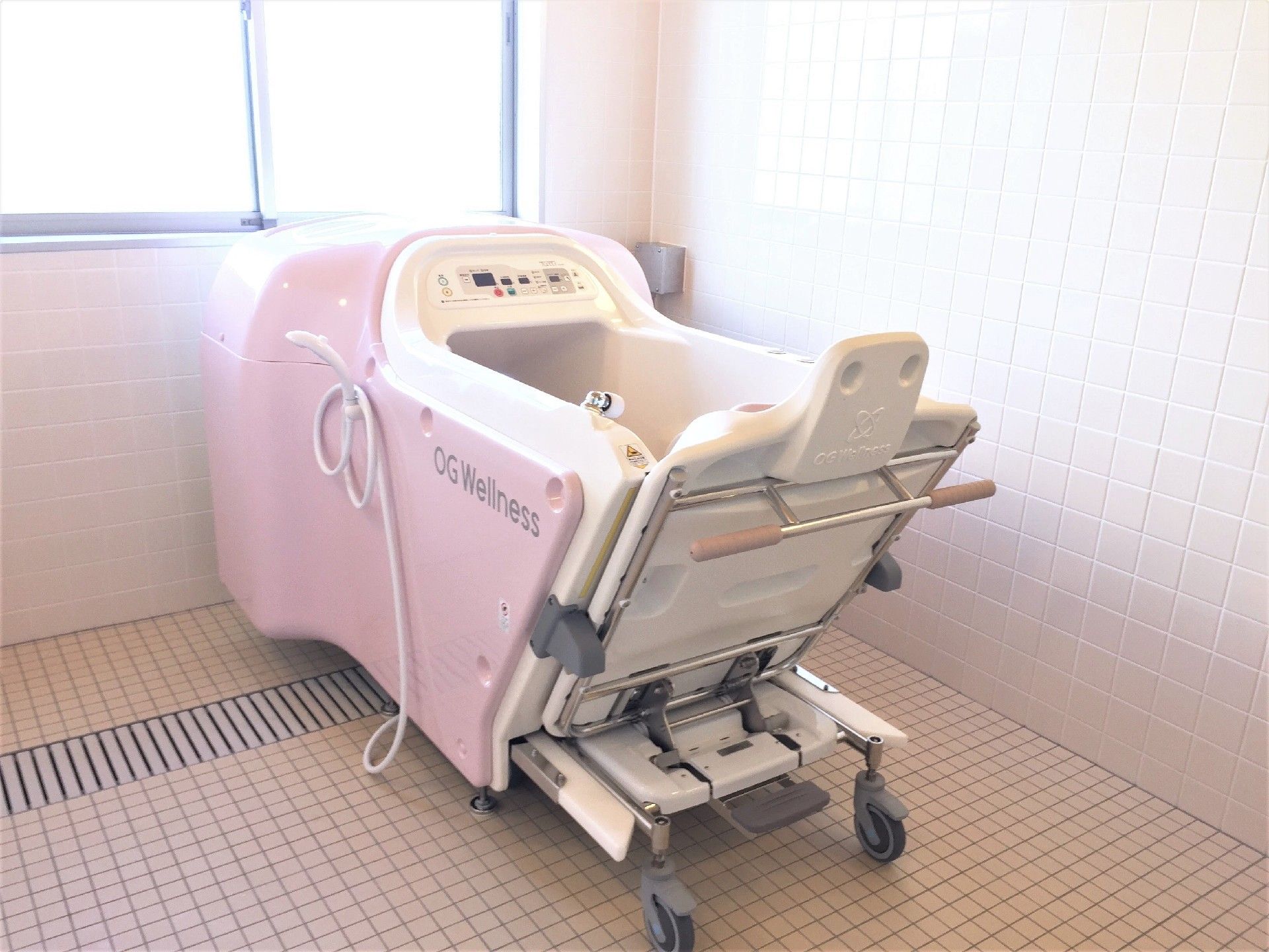 機械浴が完備され、介護度が高い人にも対応している浴室は窓が付いて日当たりもよい。