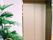 ベージュの扉が付いたエレベーターが設置され、観葉植物が飾られている。