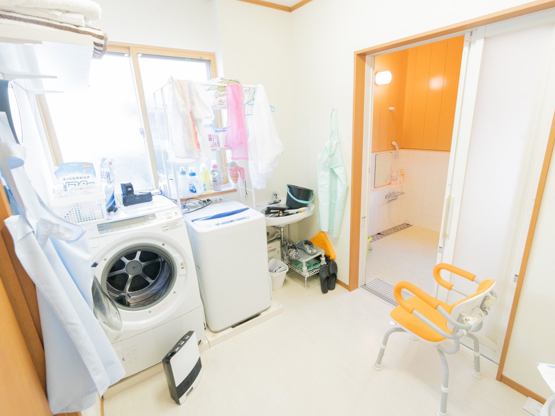 洗濯機と浴室のある部屋