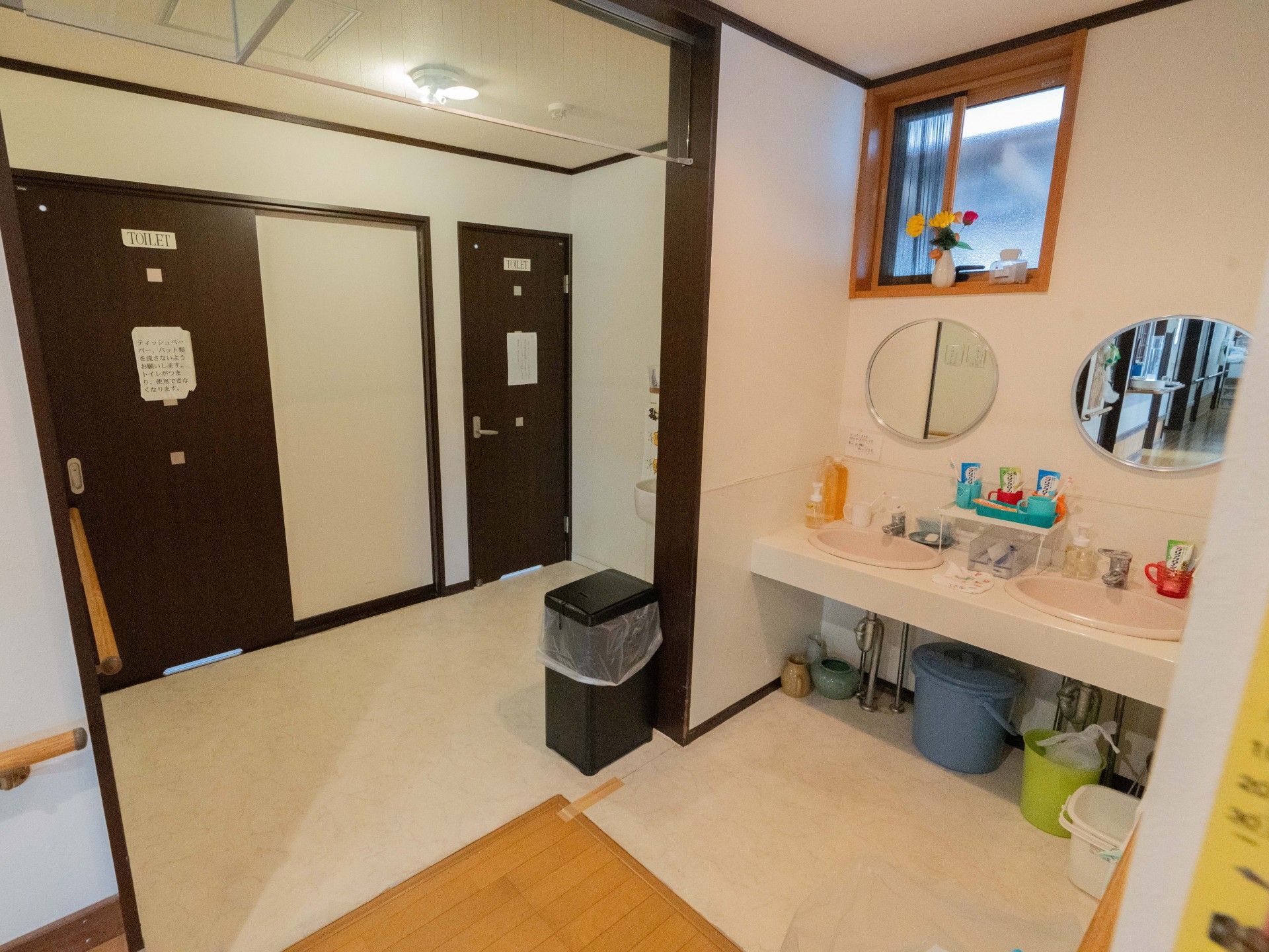 洗面台とトイレの入口