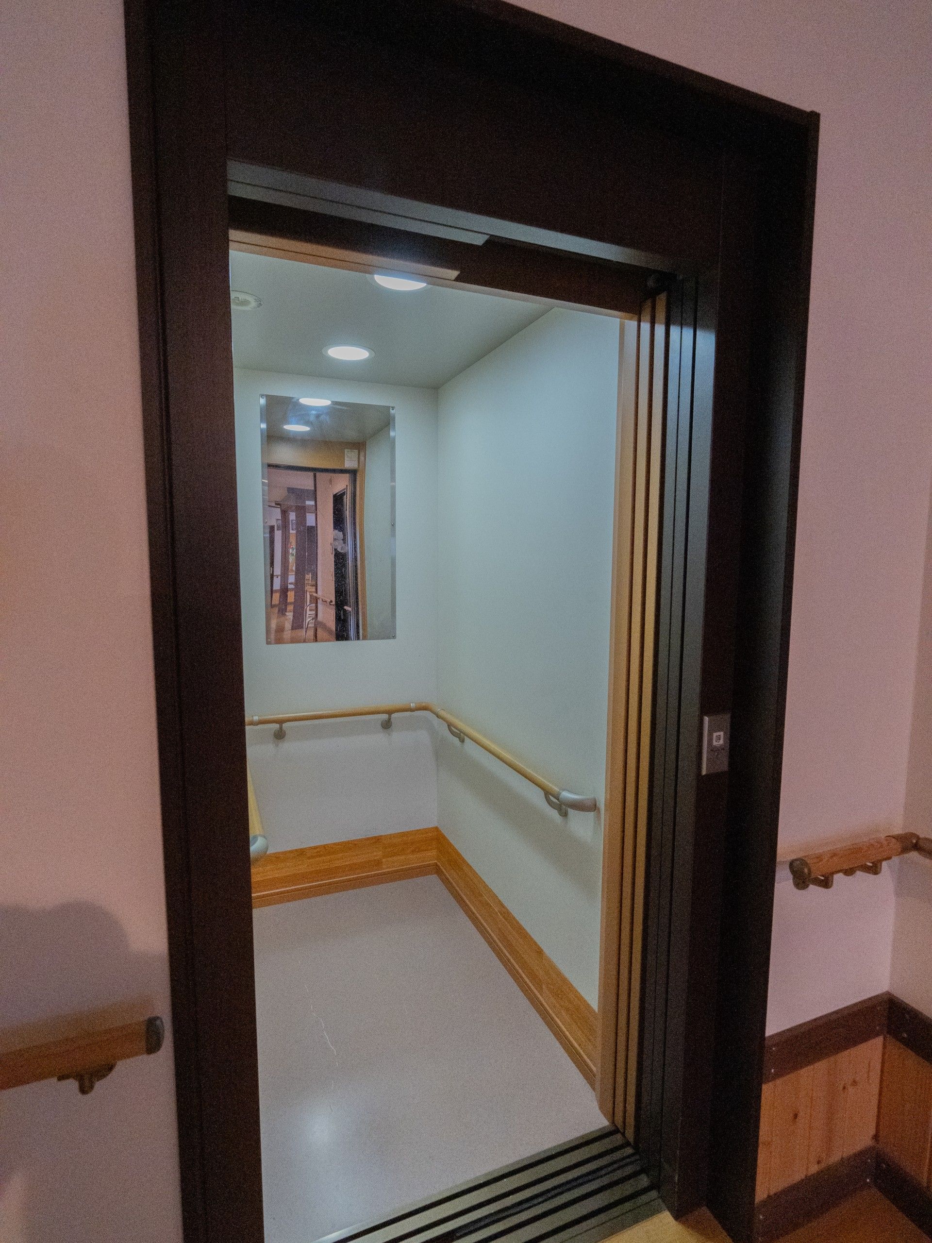 安全な手すり付きのエレベーター