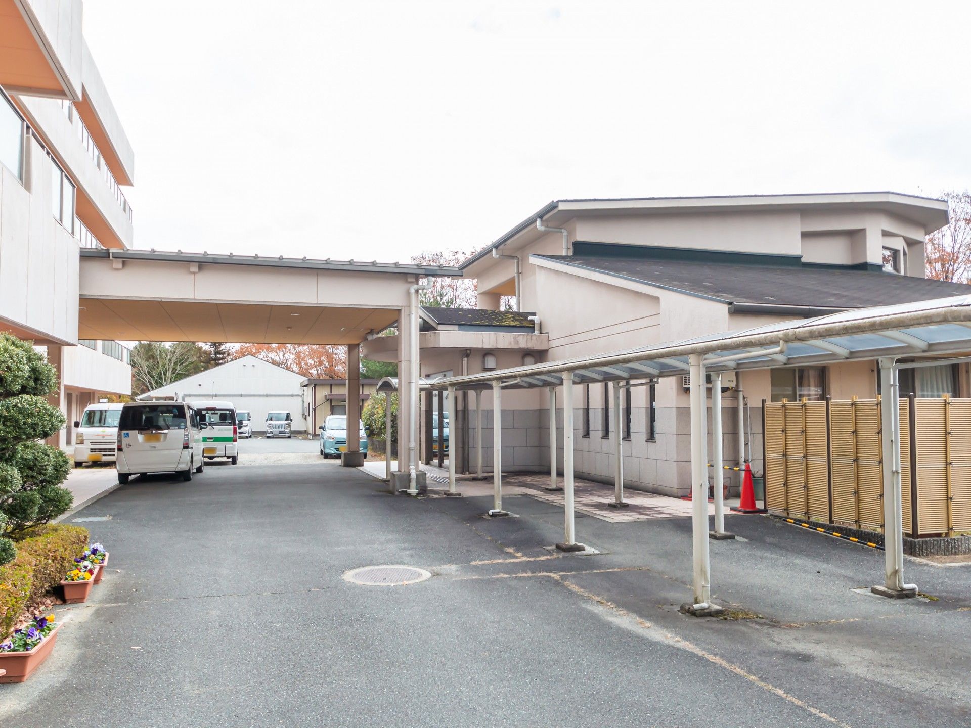 車寄せのある建物外観