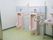男子トイレは小便器を置いており、用を足しやすいように小便器には手すりもついている。また、有事の際にはナースコールもある。