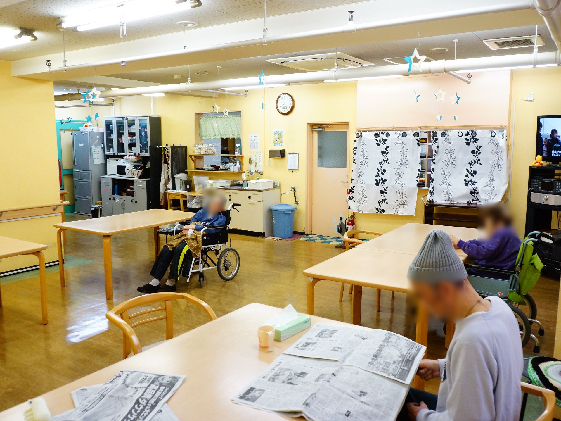 リビングは、食事をしたり、居住者様がリラックスできる場所。会話をしたり、新聞を読んだり、それぞれに楽しんでいる。