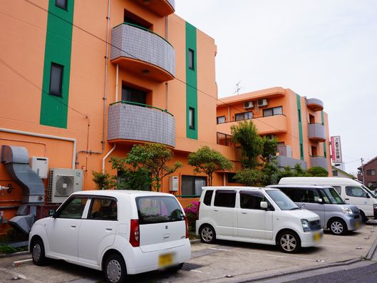 駐車場と建物の外観