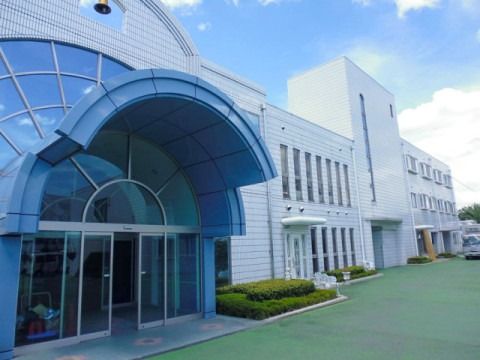 広いエントランスの建物