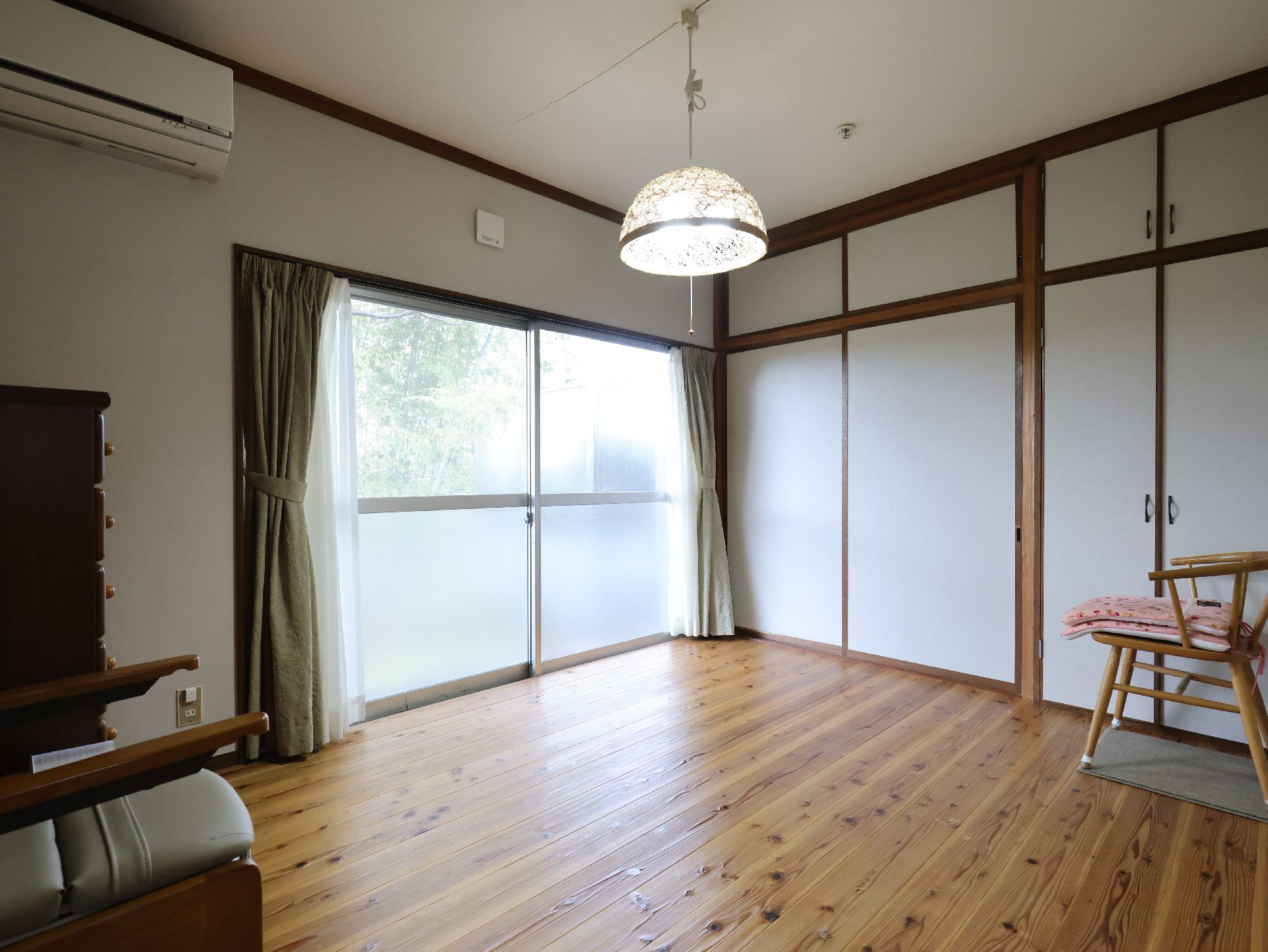 椅子やテーブルが設置され、コミュニケーションや趣味などで利用されている共有スペース