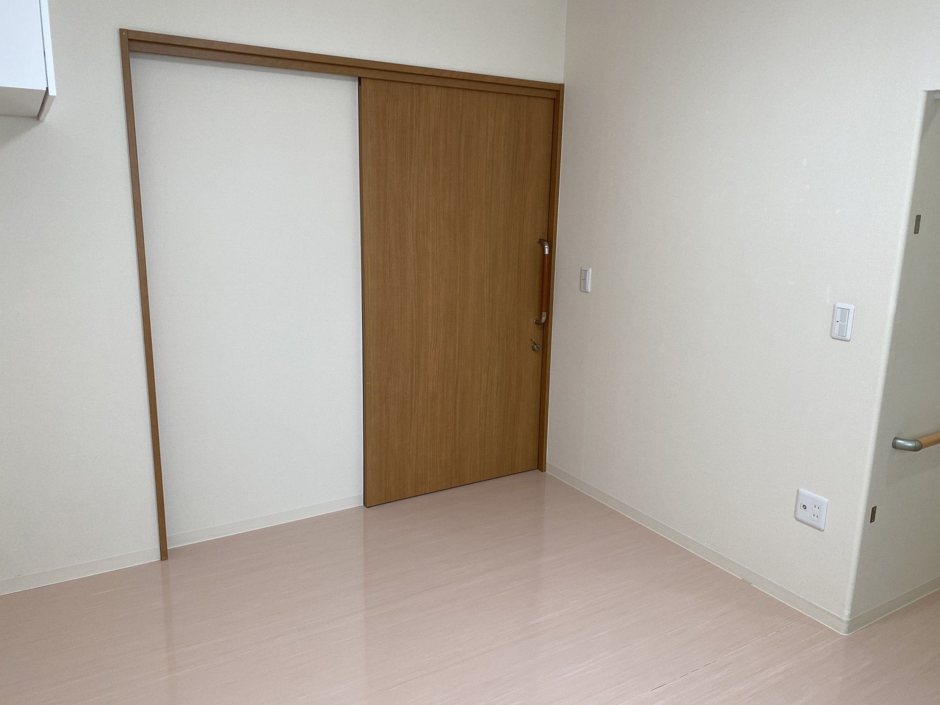 ゆったりとした居室の入口