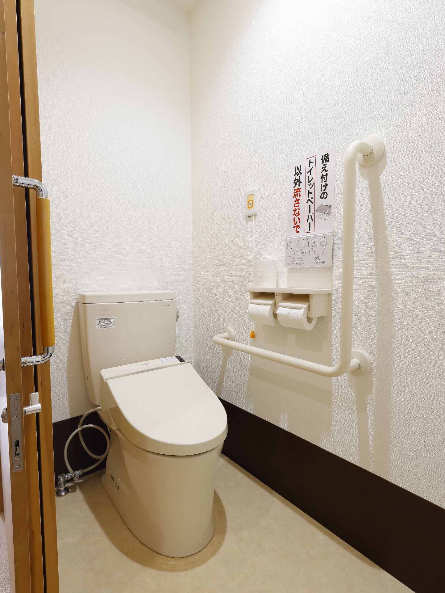 車椅子の人のために手すりが設置されているトイレ
