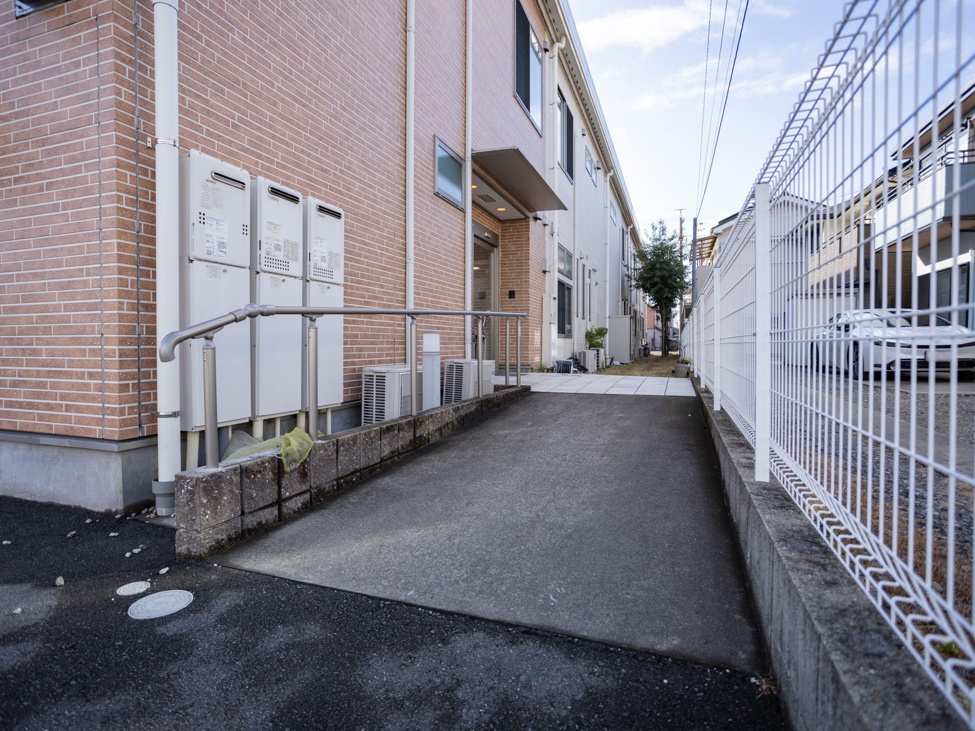 スロープのある建物外観