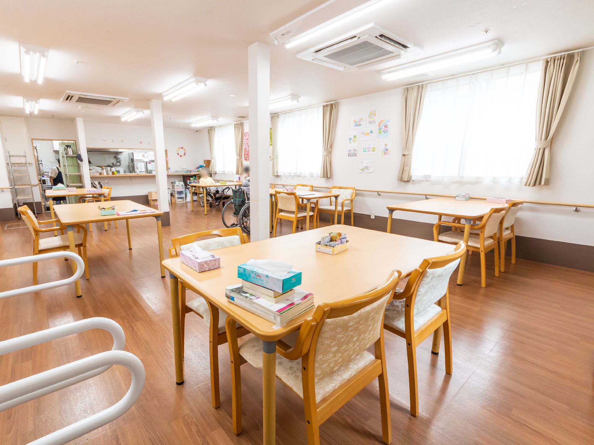 椅子やテーブルが置かれ、入居者が自由に行動できる場である共有スペース