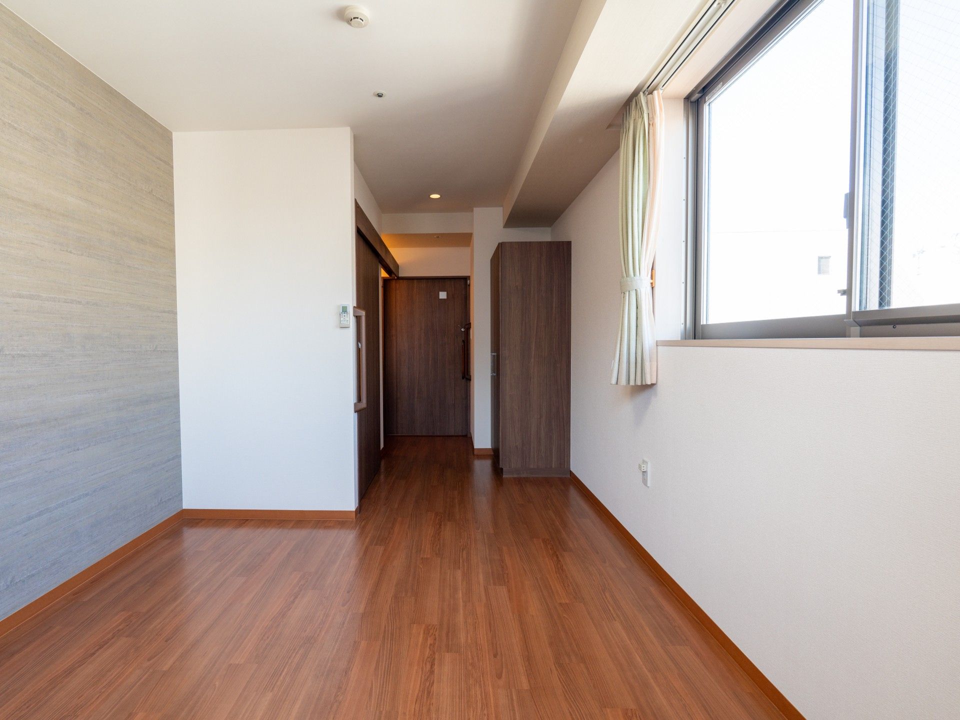 明るい個室の窓辺