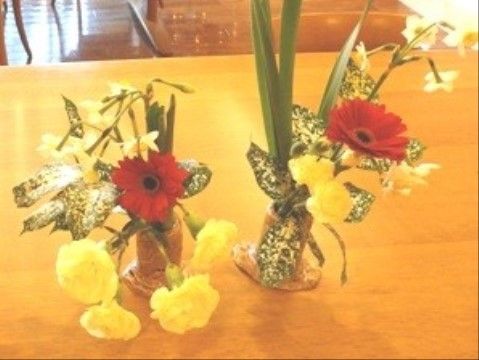「ヒュッテ目黒」の陶芸と生け花。認知症の予防となるイベント・レクリエーションを行っている。