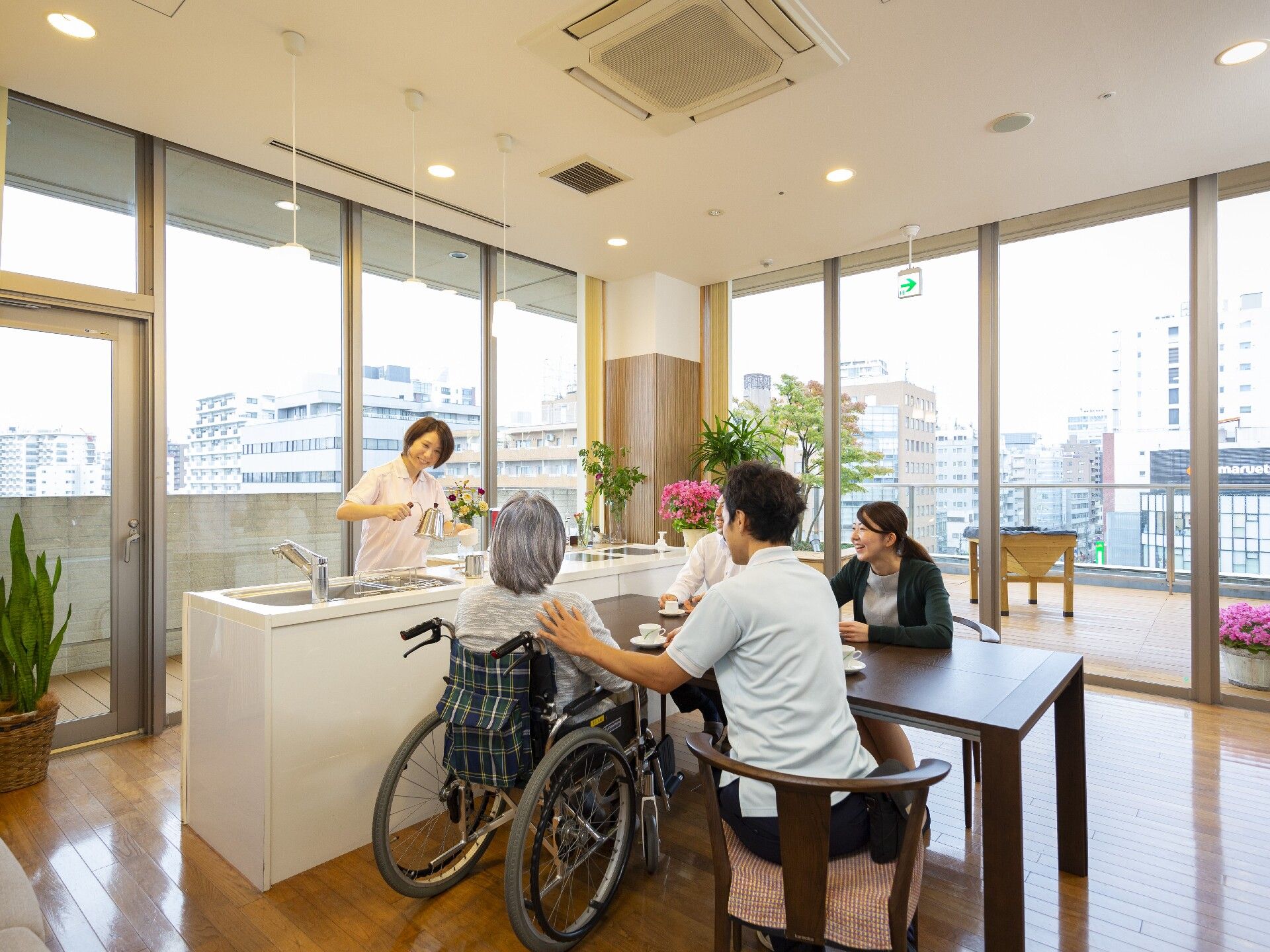 「ヒュッテ目黒」のフロアラウンジ。一部の居室では、扉を開けると目の前がフロアラウンジとなっている。